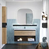 Badrumsinspiration med avlånga blå kakelplattor, badrumsmöbler i naturlig ek med svarta detaljer som skapar ett harmoniskt och sofistikerat uttryck