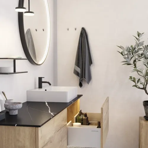 Stor urban badrumsinspiration med möbler i naturlig ek, stenbänkskiva med fyrkantig vask, runt spegel med svart kant, naturfärger och terrakottagolv ger en industriell och modern känsla