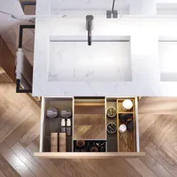 Badrumsinspiration med tvättställsskåp samt överskåp i ljus ek med räfflor, elegant dubbel handfat, vackert spegelskåp med ljus, fiskbensgolv i ljust trä och vit marmorerad vägg ger ett klassiskt, ljust och stilrent utseende.