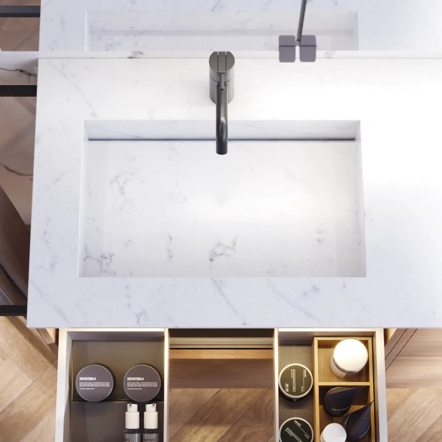 Badrumsinspiration med tvättställsskåp samt överskåp i ljus ek med räfflor, elegant dubbel handfat, vackert spegelskåp med ljus, fiskbensgolv i ljust trä och vit marmorerad vägg ger ett klassiskt, ljust och stilrent utseende.